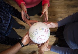 Comment les jeux de groupe renforcent la santé mentale et le bien être des seniors ?